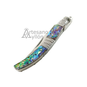Navaja Third Seda Avalone N53VD cerrada con mango curvado decorado con abulón en tonos verdes y azules y estructura metálica grabada.