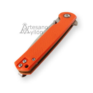 Navaja Third Thunder K2477C cerrada con mango naranja de G10 texturizado, estructura interna visible y diseño compacto táctico.