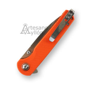 Navaja Third Thunder K2477C cerrada con clip metálico para bolsillo, mango naranja de G10 y diseño táctico visible.