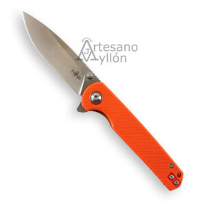 Características Principales: Hoja: – Material: Acero D2 – Longitud: 85 mm (8,5 cm) – Grosor: 3,7 mm – Tipo: Hoja táctica de alto rendimiento Mango: – Material: G10 – Longitud: 111 mm (11,1 cm) – Anclaje: Estructura metálica con cachas de G10 – Extras: Clip de bolsillo Dimensiones: – Longitud total: 196 mm (19,6 cm) – Longitud cerrada: 111 mm (11,1 cm) – Longitud de la hoja: 85 mm (8,5 cm) – Peso: 109 gramos Mecanismo de Bloqueo: – Tipo de bloqueo: Liner Lock – Sistema de apertura: Ball Bearing (apertura suave por rodamientos de bola) Usos y Aplicaciones: La Third Thunder K2477C es una navaja táctica robusta y versátil, ideal para uso diario (EDC), actividades outdoor y trabajos exigentes. Su hoja de acero D2 proporciona alta resistencia y excelente retención de filo, mientras que el mango de G10 garantiza un agarre firme y seguro. Su color naranja mejora la visibilidad, siendo perfecta para entornos de campo o trabajo.