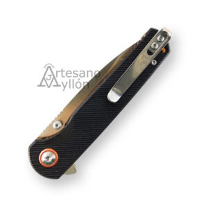 Navaja Third Thunder K2477N cerrada con clip metálico para bolsillo, mango negro G10 y diseño táctico discreto.