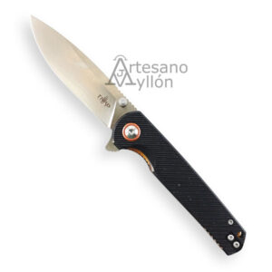 Navaja Third Thunder K2477N abierta con hoja de acero D2 satinada, diseño táctico, tetón de apertura y mango negro de G10 texturizado con tornillería visible.
