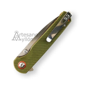 Navaja Third Thunder K2477V cerrada con clip metálico para bolsillo, mango verde G10 y diseño táctico compacto.