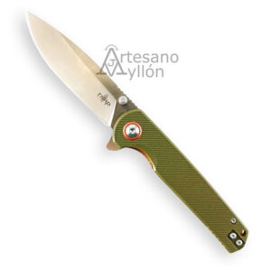 Navaja Third Thunder K2477V abierta con hoja de acero D2 satinada, diseño táctico, tetón de apertura y mango verde de G10 texturizado con tornillería visible.