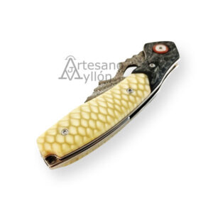 Navaja Tramuntana N197S cerrada mostrando mango de acrílico JUMA color marfil con textura escamada y estructura metálica interna visible.