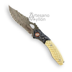 Navaja Tramuntana N197S abierta con hoja de acero damasco VG10 de 67 capas con patrón ondulado visible, apertura mediante orificio, mango acrílico JUMA en tono marfil claro con textura escamada y detalles grabados en la zona metálica.