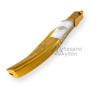 Navaja Third Mi Gitana Oro N50GD cerrada, con hoja de acero inoxidable 440 y acabado en titanio dorado brillo espejo, mango de acero inoxidable con inserción de acrílico blanco.