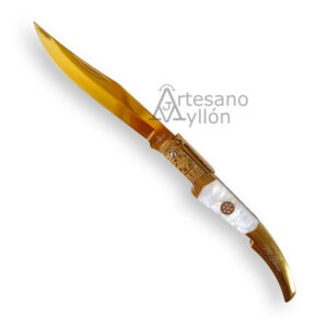 Navaja Third Mi Gitana Oro N50GD abierta, con hoja de acero inoxidable 440 y acabado en titanio dorado brillo espejo, mango de acero inoxidable con inserción de acrílico blanco.
