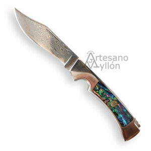 Navaja Tramuntana Gran Danés N93DV abierta con hoja de acero damasco VG10 de 67 capas y mango de acero inoxidable con inserción de abulón y acrílico.