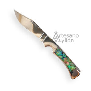 Navaja Tramuntana Gran Danés N93V abierta, con hoja de acero 440 brillo espejo y mango de acero inoxidable con inserción de abulón y acrílico.