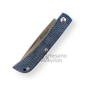 Navaja Maserin Scout 3060-361 con hoja D2 de 8,2 cm, mango de micarta azul, acabado Stonewashed y cierre Slipjoint con medio tope. Fabricada en Italia.