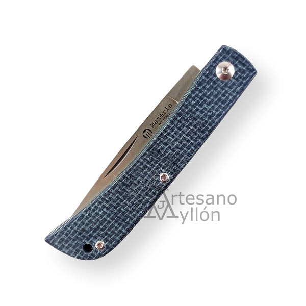 Navaja Maserin Scout 3060-361 con hoja D2 de 8,2 cm, mango de micarta azul, acabado Stonewashed y cierre Slipjoint con medio tope. Fabricada en Italia.