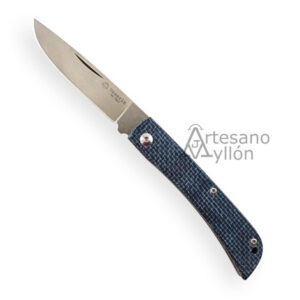 Navaja Maserin Scout 3060-361 con hoja D2 de 8,2 cm, mango de micarta azul, acabado Stonewashed y cierre Slipjoint con medio tope. Fabricada en Italia.