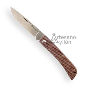 Navaja Maserin Scout 3060-361 con hoja D2 de 8,2 cm, mango de micarta marrón, acabado Stonewashed y cierre Slipjoint con medio tope. Fabricada en Italia.