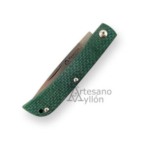 Navaja Maserin Scout 3060-361 con hoja D2 de 8,2 cm, mango de micarta verde, acabado Stonewashed y cierre Slipjoint con medio tope. Fabricada en Italia.