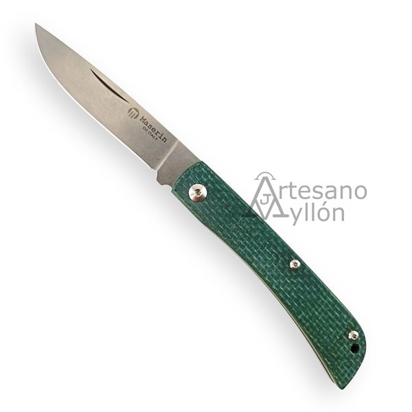 Navaja Maserin Scout 3060-361 con hoja D2 de 8,2 cm, mango de micarta verde, acabado Stonewashed y cierre Slipjoint con medio tope. Fabricada en Italia.