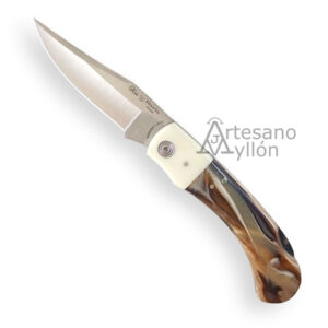 Navaja Miguel Nieto Iberia 649-MET con hoja MOVA 1.4116 de 8 cm, mango de micarta hueso y metacrilato marrón, bloqueo Back Lock. Fabricada en Albacete.