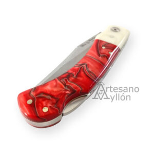 Navaja Miguel Nieto Iberia 649-MET-R con hoja MOVA 1.4116 de 8 cm, mango de micarta hueso y metacrilato rojo, bloqueo Back Lock. Fabricada en Albacete.