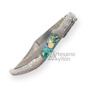 Navaja Tramuntana La Serrana N133DV de carraca, hoja damasco VG10 de 67 capas y 13 cm, mango de abulón y acrílico con virolas decoradas.