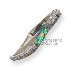 Navaja Tramuntana La Serrana N133V de carraca, hoja de acero 440 de 13 cm, mango de abulón y acrílico transparente, con virolas decoradas.