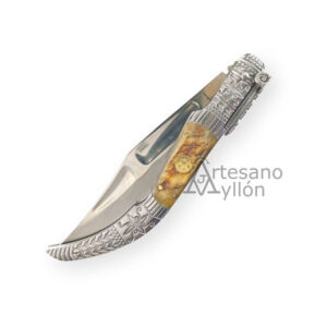 Navaja Tramuntana Tragabuches N132T de carraca, hoja de acero 440 de 10,6 cm, mango de cuerno de carnero y virolas decoradas. Con caja.
