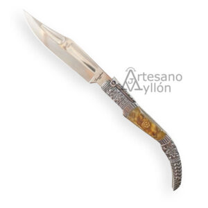 Navaja Tramuntana Tragabuches N132T de carraca, hoja de acero 440 de 10,6 cm, mango de cuerno de carnero y virolas decoradas. Con caja.