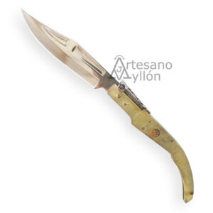 Navaja Tramuntana Tragabuches N141TP de carraca, hoja de acero 440 de 9 cm, mango de asta auténtica pulida y palanquilla decorada. Con caja.